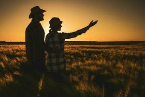 Farmer Paar auf ihr Land und Plantage foto