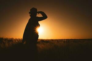 Farmer Frau Über das Sonnenuntergang foto