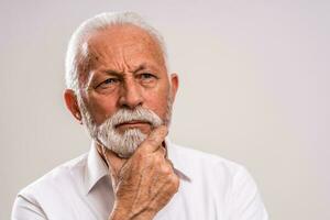 Porträt von ein Senior Mann im ein Weiß Hemd foto