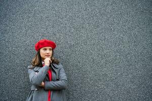 Porträt von ein nachdenklich Frau mit ein rot Baskenmütze foto