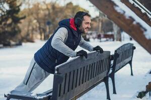 Erwachsene Mann ist ausüben auf das Park im Winter. foto