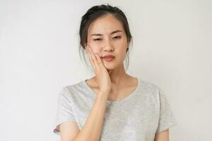 Schließen Augen asiatisch jung Frau berühren Wange, Gesicht Ausdruck von Zahnschmerzen, Zahn zerfallen oder Empfindlichkeit, haben Zahn oder Zähne Problem oder Entzündung, Leiden von Gesundheit. empfindlich Zähne Menschen foto