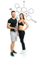 sportlich Mann und Frau mit Hanteln mit das chemisch Formel auf Hintergrund - - Konzept von gesund Leben foto