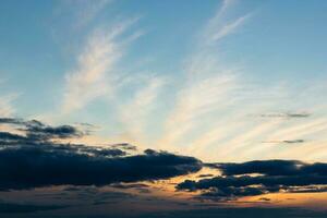 Sonnenuntergang oder Sonnenaufgang. Blau Himmel mit Wolken. foto