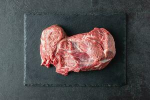 roh Rindfleisch Fleisch auf ein schwarz Portion Teller foto