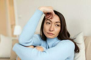 traurig deprimiert müde einsam geschieden krank Mutter asiatisch Frau Gefühl nicht wohl, ungesund, Leiden von Lebensmitte Krise auf Abriegelung, Sozial Entfernung foto