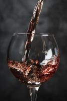 Wein in Glas gießen foto