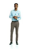 afrikanisch amerikanisch Hochschule Schüler mit Bücher im seine Hände Stehen auf Weiß foto