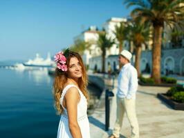 attraktiv jung Paar Gehen neben das Yachthafen - - Hochzeit Konzept foto