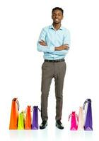 glücklich afrikanisch amerikanisch Mann mit Einkaufen Taschen auf Weiß Hintergrund foto