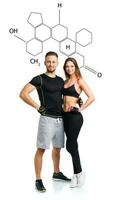 sportlich Mann und Frau nach Fitness Übung mit das chemisch Formel auf Hintergrund - - Konzept von gesund Leben foto