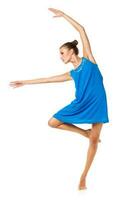 jung Mädchen Tanzen im ein Blau Kleid auf ein Weiß foto