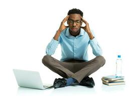 afrikanisch amerikanisch Hochschule Schüler im Stress Sitzung mit Laptop, Bücher und Flasche von Wasser auf Weiß foto