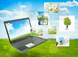 Laptop gegen Grün Natur Hintergrund foto
