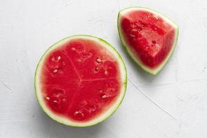 Draufsicht der geschnittenen Wassermelone auf weißem Hintergrund