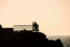 Landschaft mit Silhouetten von Menschen foto