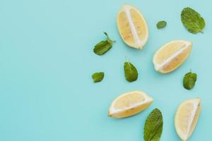 Zitronenschnitze und Minzblätter Hintergrund