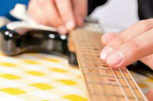 Mann spielt Gitarre foto