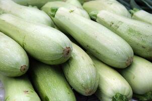 roh Zucchini auf Markt foto