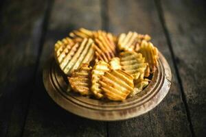 Hausgemachte Kartoffelchips foto