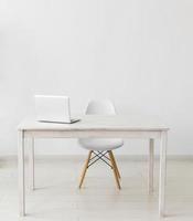 minimalistisches Büro mit Laptop foto