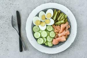 Lachs und Gemüse Salat foto
