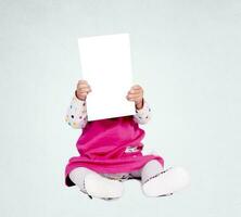 Baby mit leer Papier foto
