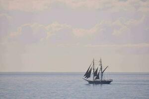 ein Schiff beim Meer foto