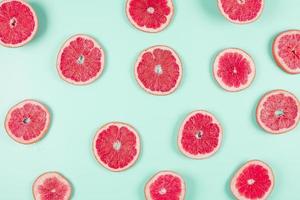 Muster von Grapefruit-Zitrusscheiben auf Pastellhintergrund foto