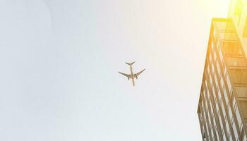 das Passagier Flugzeug ist fliegend zu Land beim das Flughafen über das Stadt, auf Sonnenuntergang foto