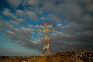 ein Feld mit Elektrizität Stangen foto