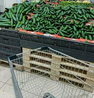 Käufer Wagen im Gemüse Abteilung Supermarkt foto