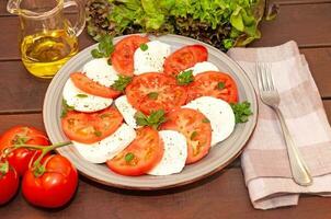 Tomate und Mozzarella Caprese Salat mit Soße foto