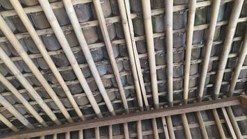 Anordnung oder Stiftung von ein traditionell Fliese Dach gemacht von Holz foto