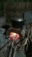 traditionell ländlich Herd zum Kochen mit Brennholz foto