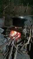 traditionell ländlich Herd zum Kochen mit Brennholz foto