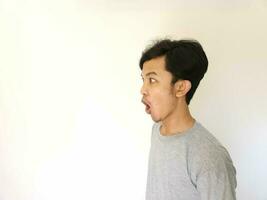 schockiert und überrascht Gesicht von asiatisch Mann im isoliert auf Weiß Hintergrund foto
