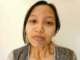 asiatisch Frau fertig Weinen Tränen aus foto