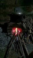 traditionell ländlich Herd zum Kochen mit Brennholz foto