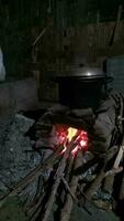 traditionell ländlich Herd zum Kochen mit Brennholz foto