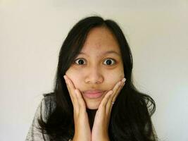 asiatisch Frau besorgt Über Akne auf ihr Stirn isoliert auf Weiß foto