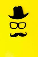 glücklich Väter Tag Aufkleber, Hut, Gläser, schwarz Schnurrbart auf ein Gelb Hintergrund. Hipster Objekte. Vater ist Tag ist ein Urlaub. foto