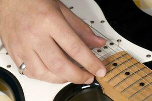 Mann spielt Gitarre foto