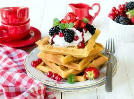 Waffeln mit frischen Beeren foto