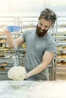 Mann im Küche vorbereiten Donuts foto