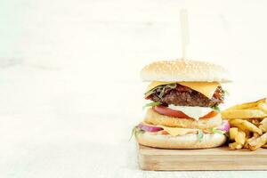 enorm Cheeseburger und Französisch Fritten foto