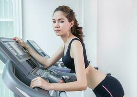 Laufen auf Laufband im Fitnessstudio oder Fitness Verein foto