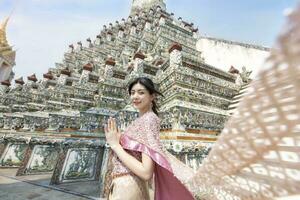 schön asiatisch Mädchen im thailändisch traditionell Kostüm beim Tempel foto