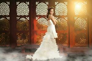 asiatisch Mädchen im Hochzeit Kleid foto