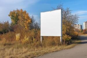 ai generativ ein leer Weiß Plakatwand Attrappe, Lehrmodell, Simulation auf ein Bürgersteig im ein Stadt foto